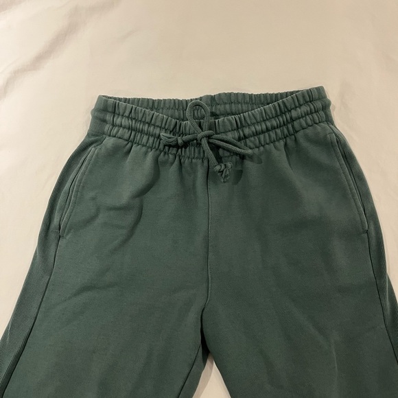 Aritzia TNA Cozy AF Sweatshorts, size XS, green colour. - Picture 1 of 3
